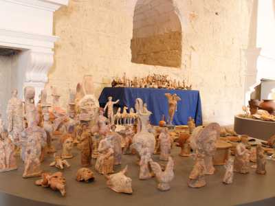 ...e pezzi in terracotta dalle forme pi� disparate, come eroti alati, sfingi, sirene...
